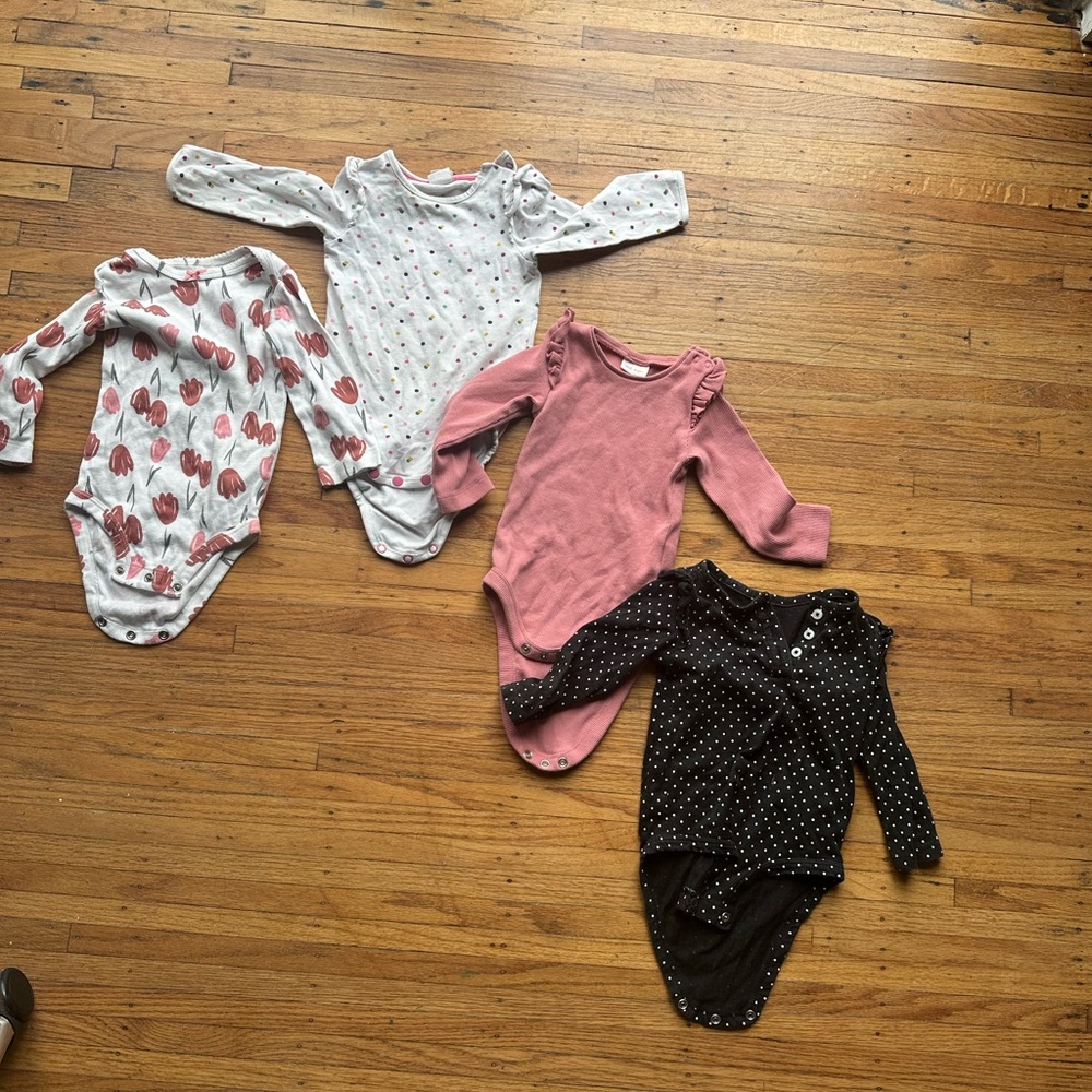 Bundle 4 x baby onesie long sleeved body suit Carter’s 9 months